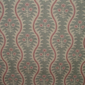 Könnte beinhalten: Ein sich wiederholendes Muster mit stilisierten Blumen- und Blattmotiven in gedämpften Grün- und Rosatönen. Das Design umfasst vertikale, wellenförmige rosa Linien, die die floralen Elemente einrahmen. Der Hintergrund ist hellbeige und erzeugt eine Vintage-Ästhetik.