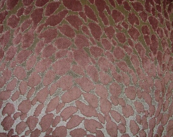 Pode incluir: Close-up de um tecido rosa e prateado com um padrão texturizado de folhas sobrepostas.