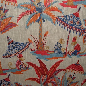 Może przedstawiać: Kolorowa tkanina z powtarzającym się wzorem małp, palm i parasoli. Małpy noszą czerwone czapki i niebieskie ubrania. Parasole są niebieskie i czerwone z białymi obwódkami. Palmy są zielone z pomarańczowymi liśćmi.