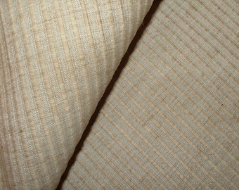 Può includere: Primo piano di un tessuto beige con un sottile motivo a righe. Il tessuto ha una superficie leggermente strutturata.