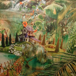 Peut inclure: Une illustration fantaisiste d'un petit chalet niché dans une forêt luxuriante et verte. Le chalet a un toit brun, des murs blancs et une porte violette. Plusieurs ponts mènent au chalet, et un flamant rose nage dans l'eau en contrebas.