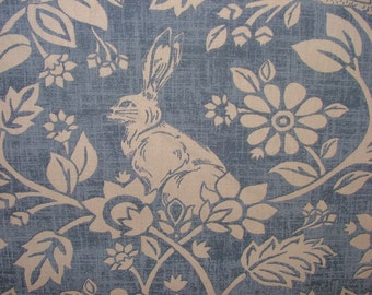 Tissu d'ameublement pour rideaux design lièvres et gibiers à plumes, coton indigo