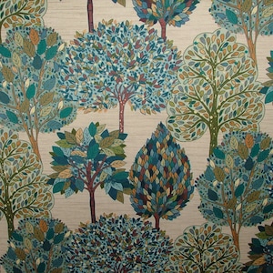 Peut inclure: Un motif de tissu sans couture présentant un motif répétitif d'arbres stylisés avec des feuilles bleues, vertes et brunes. Le fond est beige clair.