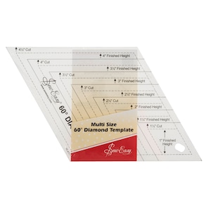 Könnte beinhalten: Eine transparente Nähschablone aus Kunststoff mit mehreren Diamantformen zum Zuschneiden von Stoff. Die Schablone ist mit "Sew Easy 60° Diamond Template" beschriftet und enthält Maße in Zoll für die fertige Höhe und die Schnittlänge.