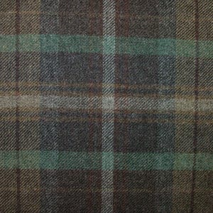 Peut inclure: Un gros plan sur un tissu à carreaux brun, vert et gris. Le tissu a une texture tissée et un léger brillant.