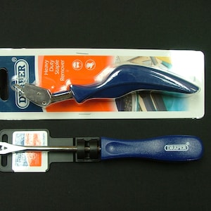 Puede incluir: Dos herramientas para quitar grapas sobre una superficie negra. Una es un quitagrapas azul y plateado de alta resistencia en un paquete con la palabra "Draper". La otra es un quitagrapas con mango azul con la palabra "Draper".