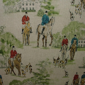 Pode incluir: Um tecido bege com um padrão repetido de caçadores a cavalo a cavalgar por uma cena campestre. Os caçadores usam jaquetas vermelhas, azuis e marrons. Os cavalos são castanhos e brancos. O fundo inclui árvores, casas e cães.