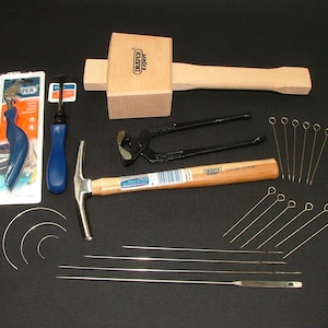 Kit de herramientas para tapicería 18 - Clavadora, extractor de grapas, mazo, alicates, martillo, agujas