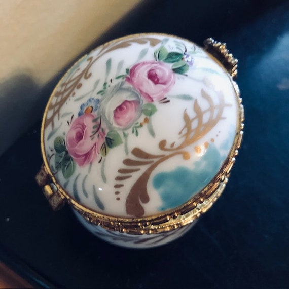 Vintage Round Porcelain Trinket Box with Pink Ros… - image 9