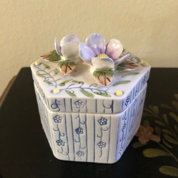 Vintage Floral Trinket Box With Lid and Sculpted Flowers