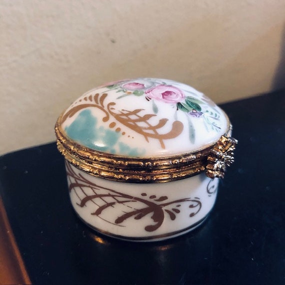 Vintage Round Porcelain Trinket Box with Pink Ros… - image 5