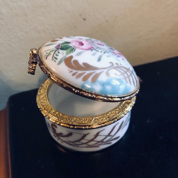 Vintage Round Porcelain Trinket Box with Pink Ros… - image 2