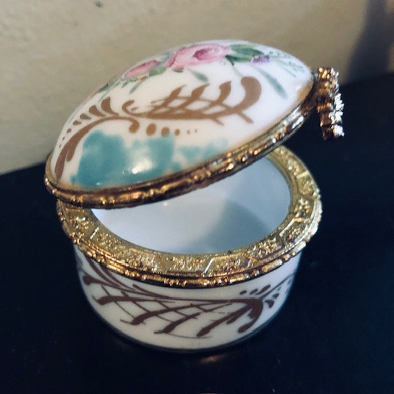 Vintage Round Porcelain Trinket Box with Pink Ros… - image 3