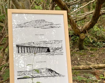 Puede incluir: Una impresión enmarcada con tres ilustraciones en blanco y negro de paisajes. La impresión incluye el texto "PEN-Y-GHENT", "WHERNSIDE" e "INGLEBOROUGH". El marco es de madera de color claro.