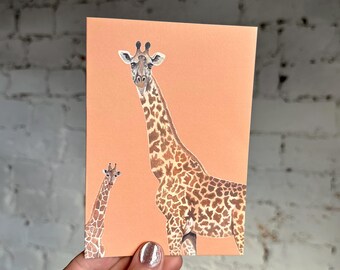 Puede incluir: Tarjeta de felicitación con una ilustración en acuarela de dos jirafas sobre un fondo naranja. La jirafa más grande está en primer plano, con una jirafa más pequeña a la izquierda. Las jirafas tienen manchas marrones y beige.