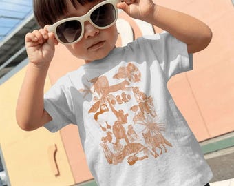 Puede incluir: Camiseta blanca con ilustraciones de animales en color naranja, incluyendo tigres y monos. Un niño lleva la camiseta y gafas de sol blancas. El diseño presenta varias criaturas salvajes.