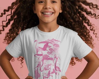 Puede incluir: Camiseta blanca con una ilustración rosa de varias aves y criaturas marinas, incluyendo flamencos y medusas. El diseño se muestra en una persona joven. El fondo es rosa. Una prenda de vestir casual.
