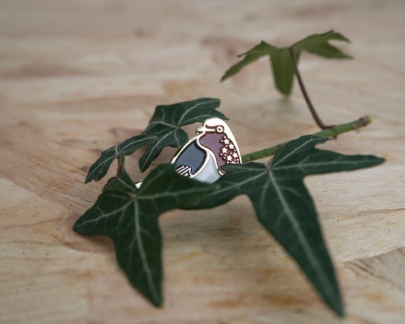 Little Starry Robin Pin // Golden Christmas Robin Enamel Pin Badge // Celestial Enamel Pin // Cute Star Bird Lapel Pin