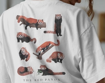 Puede incluir: Camiseta blanca con ilustraciones de varios pandas rojos en diferentes poses. El diseño incluye el texto "THE RED PANDA" y el nombre científico "ailurus fulgens" en negro. Los pandas rojos se muestran en tonos rojos, marrones y negros.