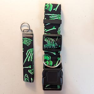 Collar de disfraz ajustable de Halloween con huesos de esqueleto verdes brillantes de 40 a 66 cm