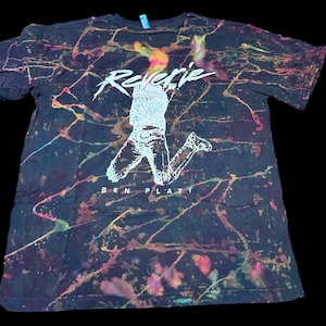 Ben Platt tie-dye-t-shirt met omgekeerde regenboog, maat Large