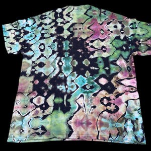 Tie-dye t-shirt met psychedelische glitch, maat XL