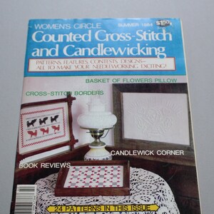 Peut inclure: Une couverture du magazine "Women's Circle" de l'été 1984, présentant "Counted Cross-Stitch and Candlewicking". La couverture présente des projets de couture, notamment des bordures au point de croix et un "Basket of Flowers Pillow".