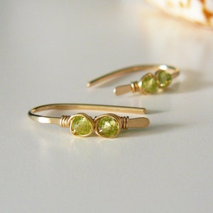 Boucles d&#39;oreilles péridot en or rempli 2 cm, petites boucles d&#39;oreilles, créoles ouvertes, boucles d&#39;oreilles pierre de naissance août, boucles d&#39;oreilles nœud en or rempli, boucles d&#39;oreilles mignonnes