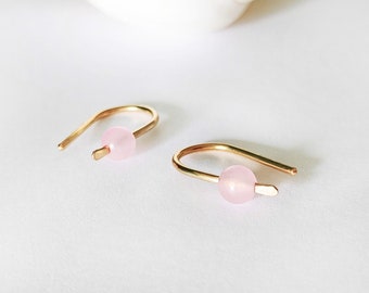 Pendientes pequeños de cuarzo rosa rellenos de oro de 15 mm, pendientes enhebradores rosas, pendientes de aro abiertos, pendientes de arco, joyas de cuarzo rosa, pendientes lindos