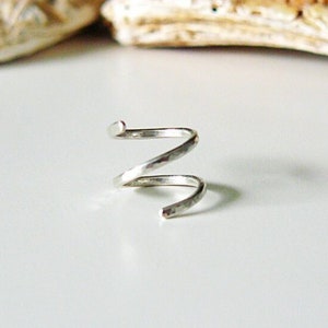 Gehämmerter Spiral Ohrring Silber, Spirale Helix Ohrring, 2 in 1, Knorpel Ohrring, Piercing Ring gehämmert, double helix hoops, unique gift