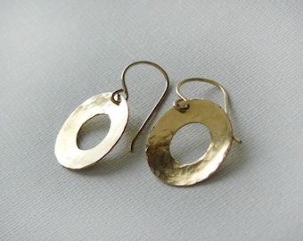 Boucles d'oreilles en laiton martelé, boucles d'oreilles bohèmes, boucles d'oreilles martelées, boucles d'oreilles créoles martelées, boucles d'oreilles cercle doré, bijoux bohème