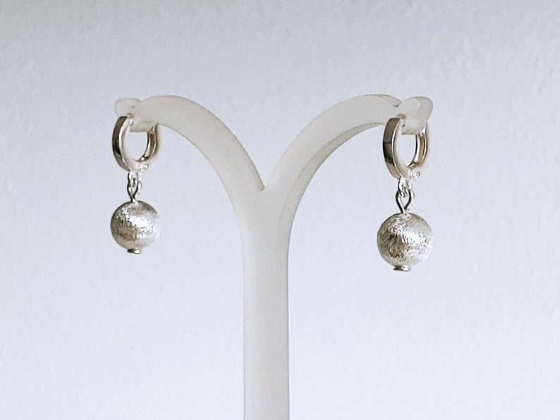 925 Silber Ohrringe mit Kugel Anhänger, leichte Silberohrringe, minimalistischer Sterling Silber Schmuck brushed