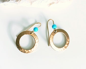 Orecchini in ottone pendenti con perla di howlite turchese e pendente a cerchio martellato, orecchini a cerchio, gioielli minimalisti