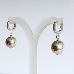 925 Silber Ohrringe mit Kugel Anhänger, leichte Silberohrringe, minimalistischer Sterling Silber Schmuck immagine 5