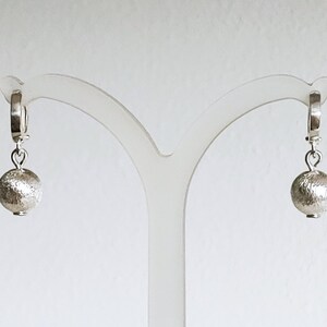 925 Silber Ohrringe mit Kugel Anhänger, leichte Silberohrringe, minimalistischer Sterling Silber Schmuck immagine 3