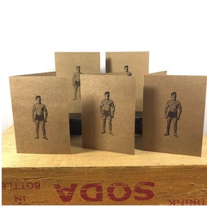 Juego de cinco tarjetas de hombre tatuado estampadas a mano con sobres de Circus Freak Show Stationery