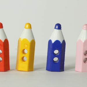 約20mmのプラスチック製クレヨンボタン5個、4色またはミックスからお選びいただけます。