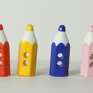 5 plastic crayon buttons approx 20mm available in 4 colours or Mixed