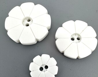 Pearly White Petal Flower Button x 6 in 3 sizes
