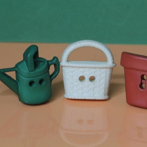 5 x Bottoni per vasi di fiori in terracotta di nylon a due fori o con annaffiatoio o cestino per la spesa da giardino di fabbricazione britannica