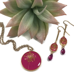 Pendientes largos boho ovalados rosa intenso con cristales fucsia flores prensadas regalo para el día de la madre