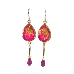 Pendientes largos boho rosa intenso con cristales fucsia flores prensadas regalo para el día de la madre