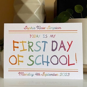 Primo giorno di scuola FIRMA! Scuola. Divertente supporto fotografico. Il primo giorno! Nuova scuola *Aggiungi NOME e DATA di inizio!* Ricordo. Ricordo della scuola. Nuova classe.