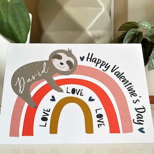 GEPERSONALISEERDE Valentijnsdagkaart. Voeg ELKE naam toe. Schattige luiaard. Regenboog. Valentijnsdag. Fijne Valentijnsdag. Liefde. *Gratis verzending in het VK*