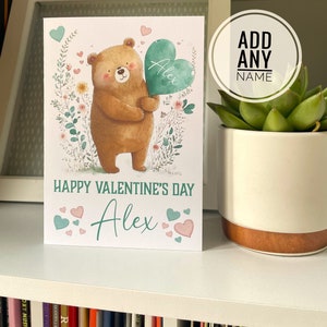 Cartão de Dia dos Namorados *Adicione QUALQUER NOME* Dia dos Namorados infantil. Urso. Coração. Dia dos Namorados. Dia dos Namorados infantil. Amor. Dia dos Namorados *Envio e entrega grátis no Reino Unido*
