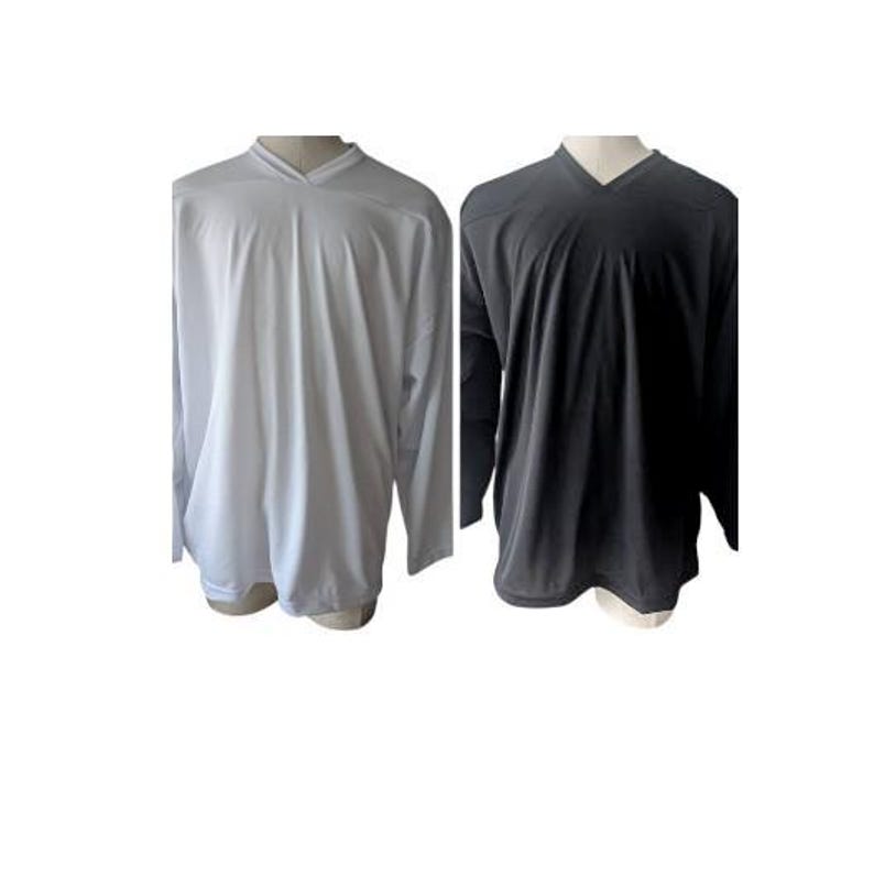 K&ouml;nnte beinhalten: Zwei lang&auml;rmelige Hemden, eines wei&szlig; und eines schwarz, mit einem V-Ausschnitt.