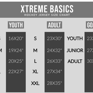 K&ouml;nnte beinhalten: Schwarz-wei&szlig;es Eishockey-Trikot-Gr&ouml;&szlig;entabelle mit den Worten "XTREME BASICS" oben. Die Tabelle zeigt Gr&ouml;&szlig;en f&uuml;r Jugend-, Erwachsenen- und Torwart-Trikots. Die Gr&ouml;&szlig;en sind in Zoll angegeben.