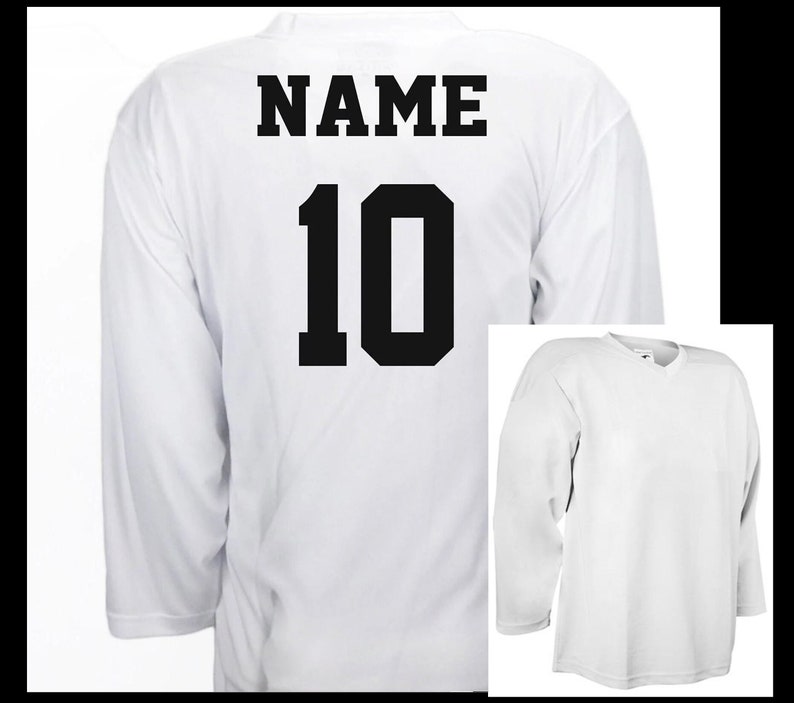 K&ouml;nnte beinhalten: Ein wei&szlig;es Hockeytrikot mit schwarzer Beschriftung auf der R&uuml;ckseite. Das Trikot hat den Schriftzug "NAME" und die Nummer "10" auf der R&uuml;ckseite.