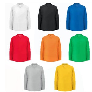 K&ouml;nnte beinhalten: Acht lang&auml;rmelige Hemden in verschiedenen Farben: Wei&szlig;, Schwarz, Blau, Rot, Orange, Gr&uuml;n, Grau und Gelb. Die Hemden haben einen V-Ausschnitt und sind aus einem leichten Stoff gefertigt.