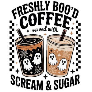 Puede incluir: Un diseño gráfico que muestra dos tazas de café con pajitas negras, decoradas con ilustraciones blancas de fantasmas y telarañas. El texto dice FRESHLY BOO'D COFFEE served with SCREAM & SUGAR, enmarcado por bordes laterales de cuadros blancos y negros.